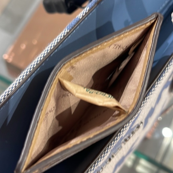 MICHAEL KORS
Reed Large Pebbled Leather Card Holder Case
Camel 
NWT - Picture 12 of 16